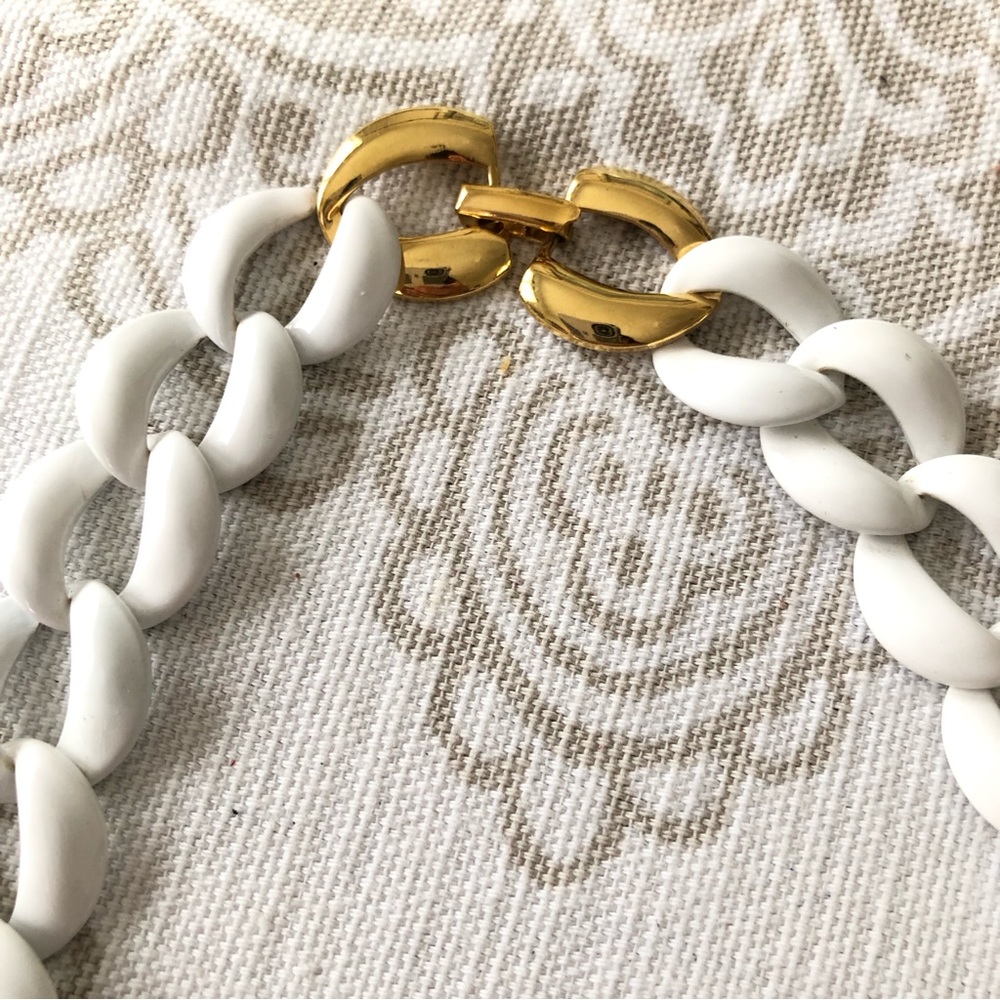 NAPIER VTG White Enamel Metal w/ gold tone clasp Chunky Curb Chain 16” Necklace - Picture 3 of 6